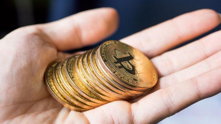 Монеты Биткоин в руке