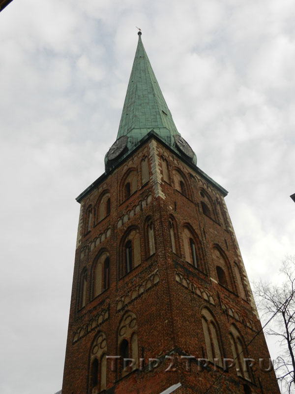 Готический шпиль башни собора Святого Екаба, 
