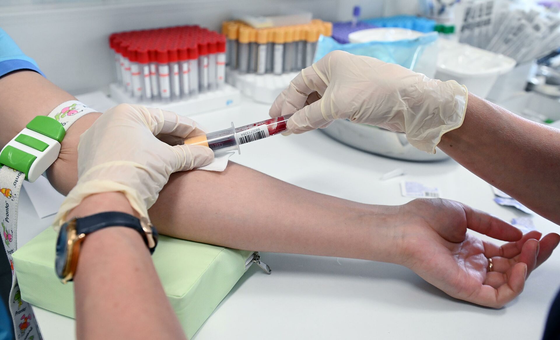 Медицинский работник проводит забор крови на антитела к коронавирусу COVID-19 - РИА Новости, 1920, 30.07.2021