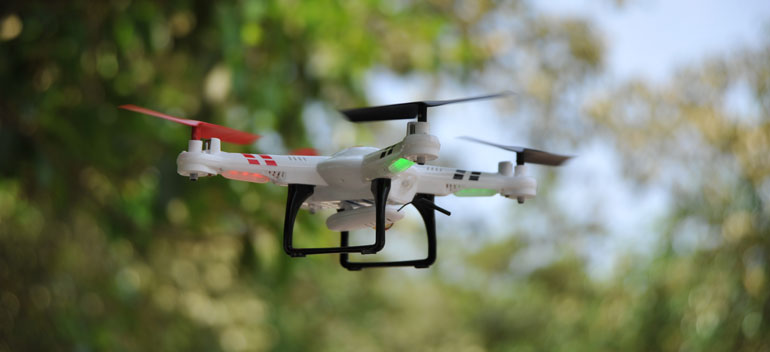 Квадрокоптер с большой дальностью полета с камерой: обзор дронов