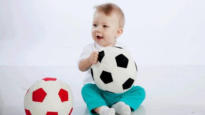 малыш с мячом