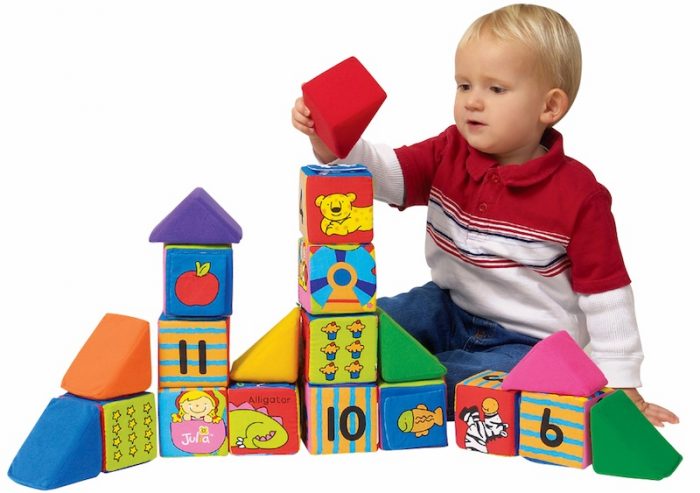 Мальчик складывает башню из кубиков