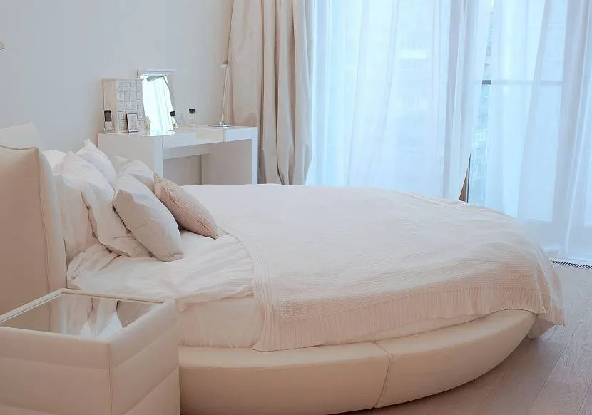 Спальня с круглой кроватью