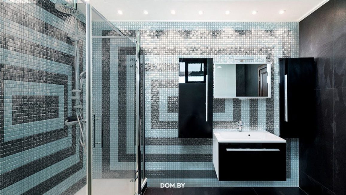 Стеклянная мозаика на стенах ванной