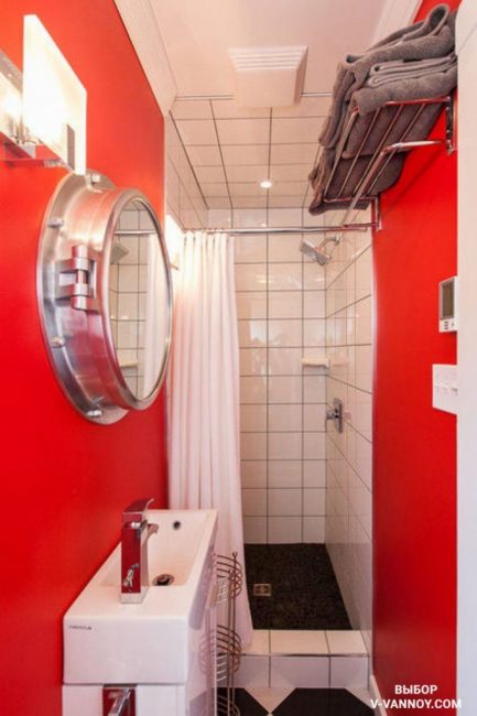 Две красные стены в ванной 