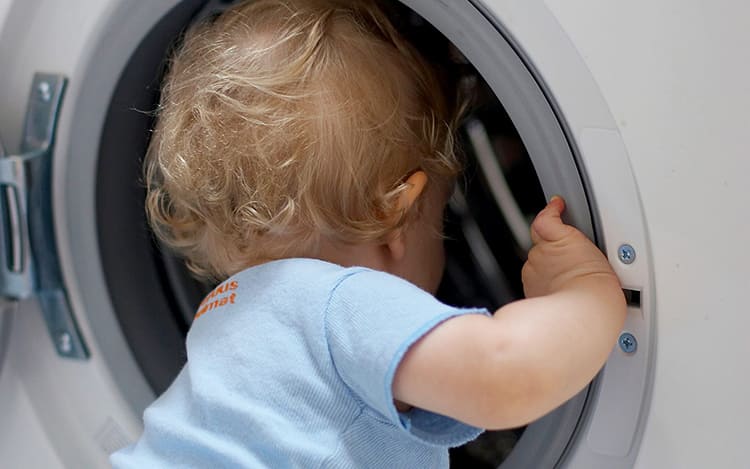 Защита от детей не позволит открыть дверку стиральной машиныФОТО: vodomoika.ru  